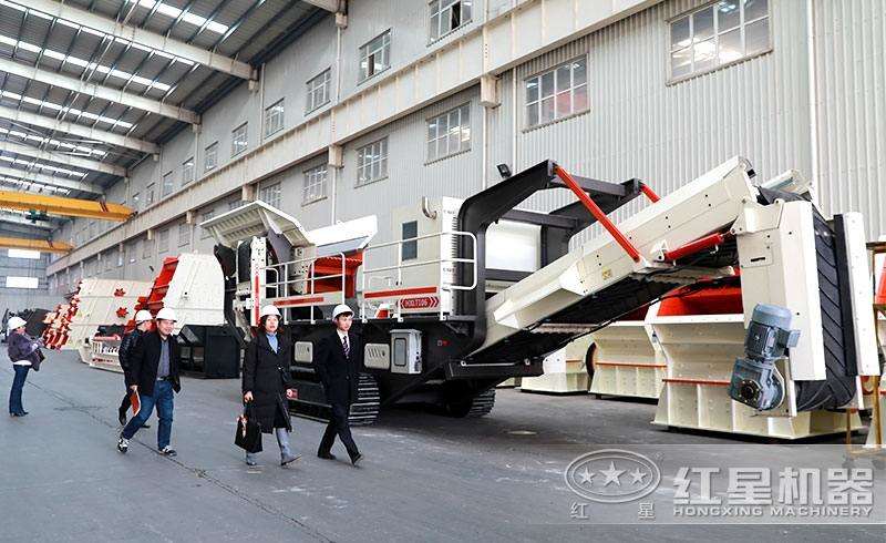 履帶車載移動(dòng)砸石機(jī)，靈活行走