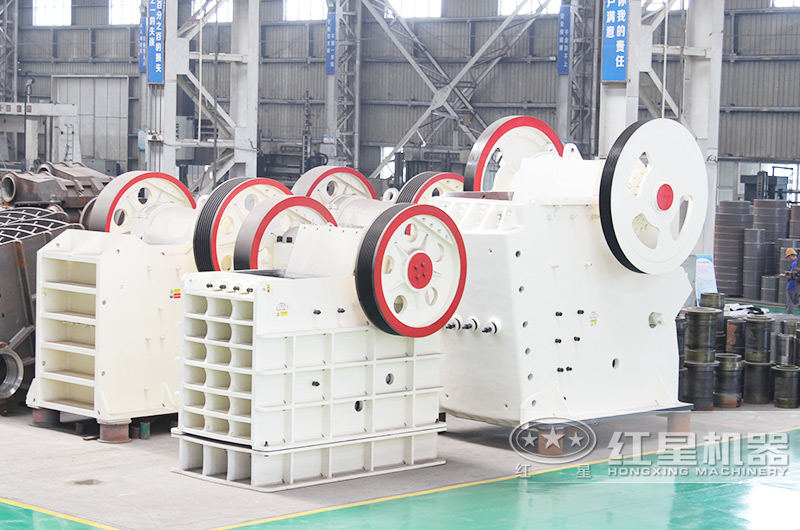 PE1200\*1500顎破機(jī)敢碎硬石，從容面對(duì)鐵礦石粗碎，出料更均勻 