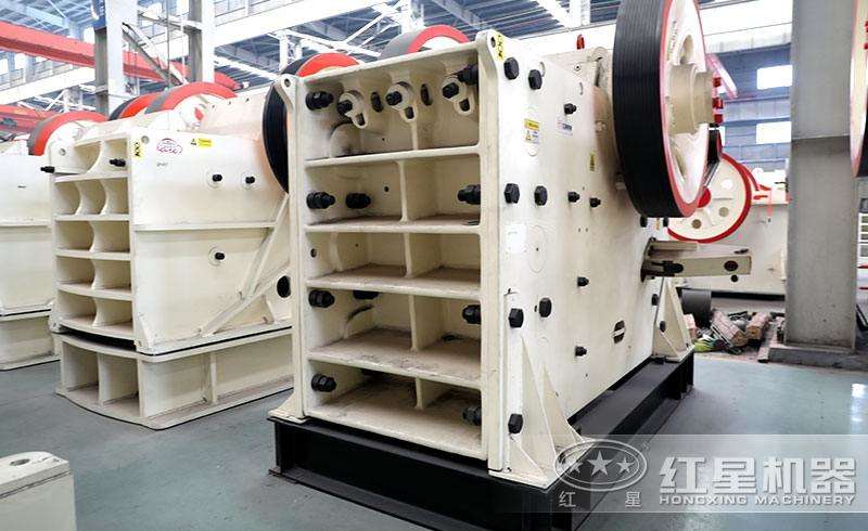 鄂式破碎機，優(yōu)質(zhì)鋼板鑄成，使用壽命長 style=width:720px; 
