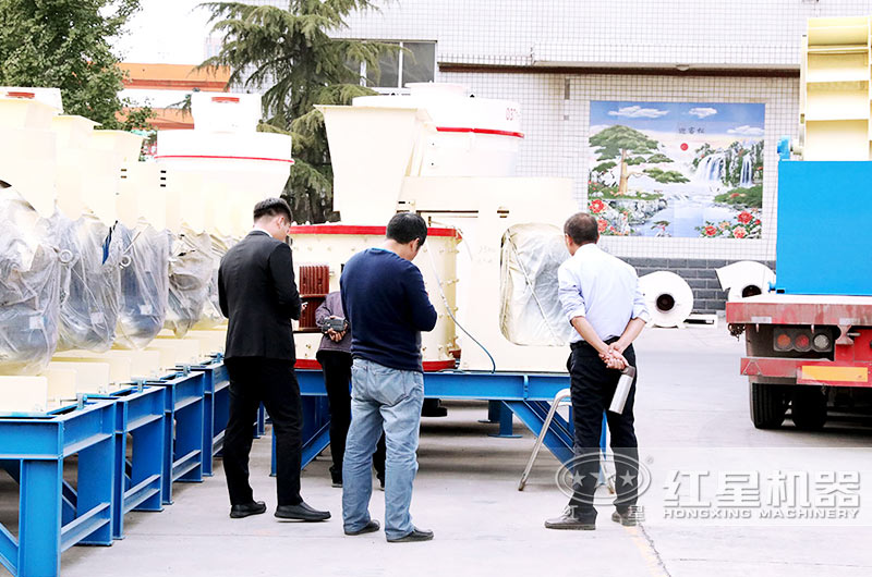 紅星立式復(fù)合破碎機(jī)價格合理，客戶選型