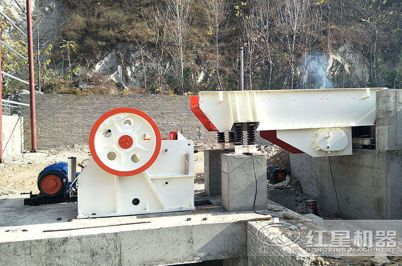 石子生產線_顎式破碎機作業(yè)現(xiàn)場